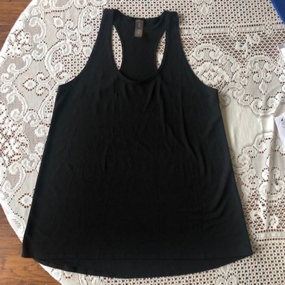 4 Tank Tops - size Large - Picture 2 of 9